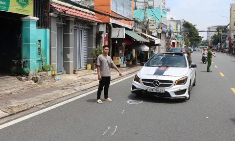 Bắt tài xế lái xe Mercedes gây tai nạn khiến 2 người bị thương nặng rồi bỏ chạy