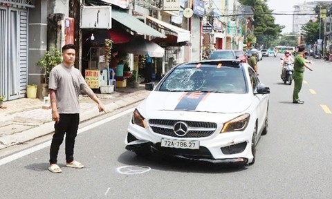 Video: Bắt tài xế điều khiển xe Mercedes tông xe máy chở hai chị em rồi bỏ trốn