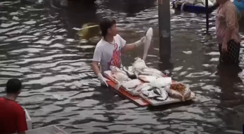 “Chợ nổi” nhóm họp trên đường phố Bangkok giữa dòng nước lũ