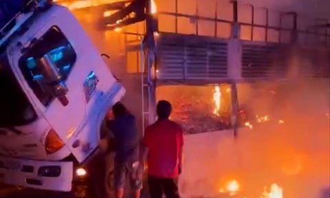 Video: Xe tải chở gà bốc cháy trên cao tốc Pháp Vân - Cầu Giẽ