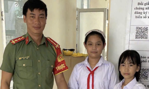 Hai nữ sinh nhặt được tiền trên đường, nhờ Công an trả lại cho người đánh rơi