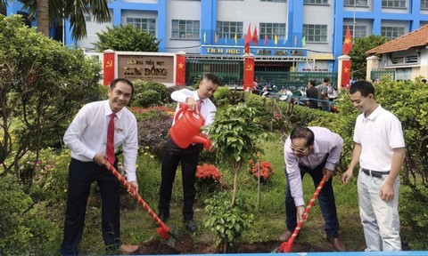 Trường học tại TPHCM: Phát động phong trào trồng, chăm sóc cây xanh dịp khai giảng năm học mới
