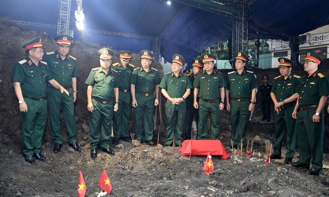 TPHCM: Lãnh đạo Quân khu 7 dâng hương tri ân liệt sĩ tại Công viên Lê Thị Riêng