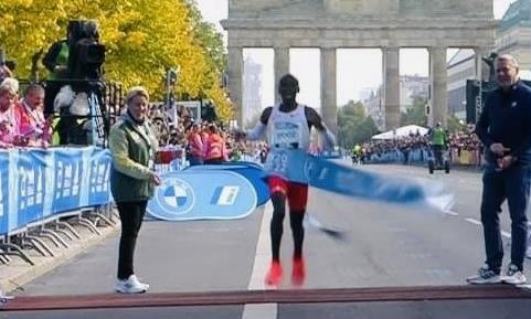 Clip Kipchoge phá kỷ lục marathon 42km