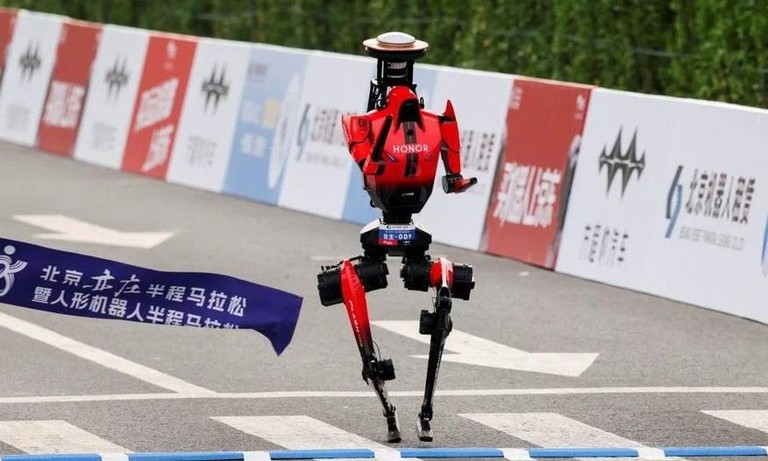 Video robot hình người Lightning chạy marathon 21km, phá kỷ lục của con người