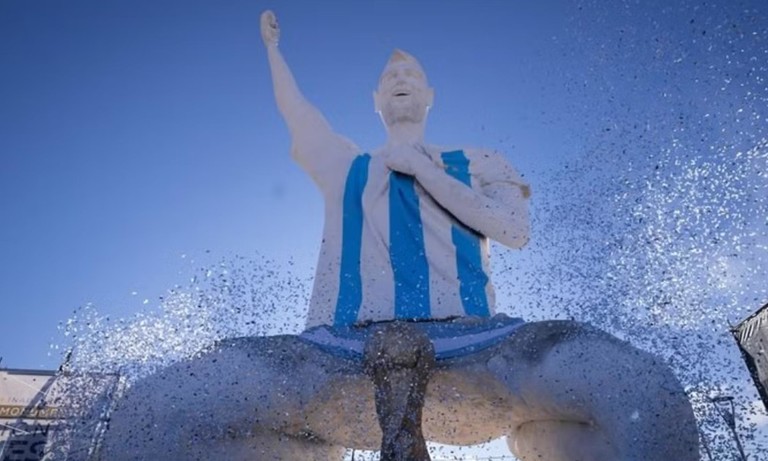 Argentina khánh thành tượng Messi nâng cup vàng cao 26 mét